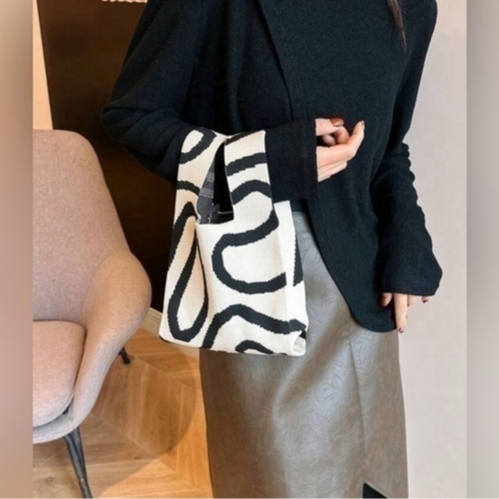 ✨NEW✨ Black and White Abstract Patterned Handbag - Picture 8 of 12